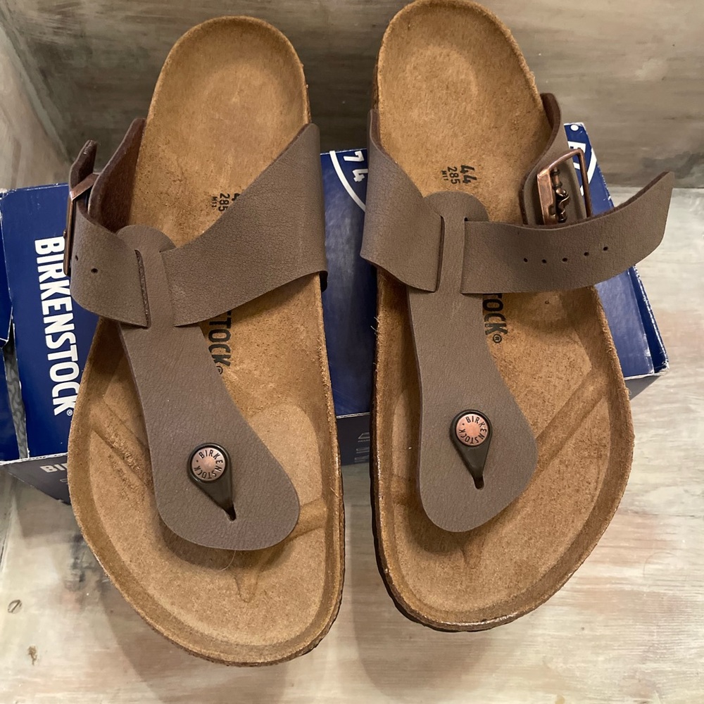 ntroducing the Birkenstock Medina slip-on sandals in mocha color.